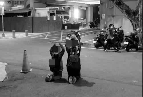 台北街頭驚見母子罰跪！附近居民：希望社福部門能幫助他們