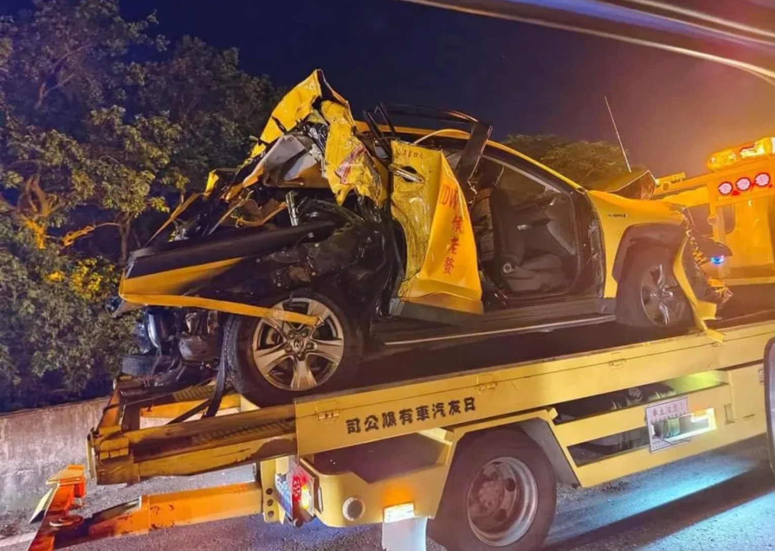 撞爛的小黃被工程車拖下國道。（圖／翻攝自記者爆料網）