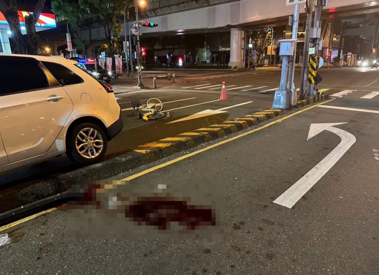 林姓男子騎自行車行經路口時被右轉轎車撞上，送醫不治，地面留下大量血跡。民眾提供