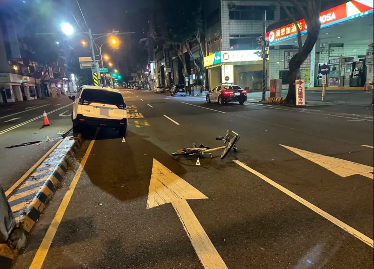 轎車撞上Ubike後衝撞分隔島。民眾提供