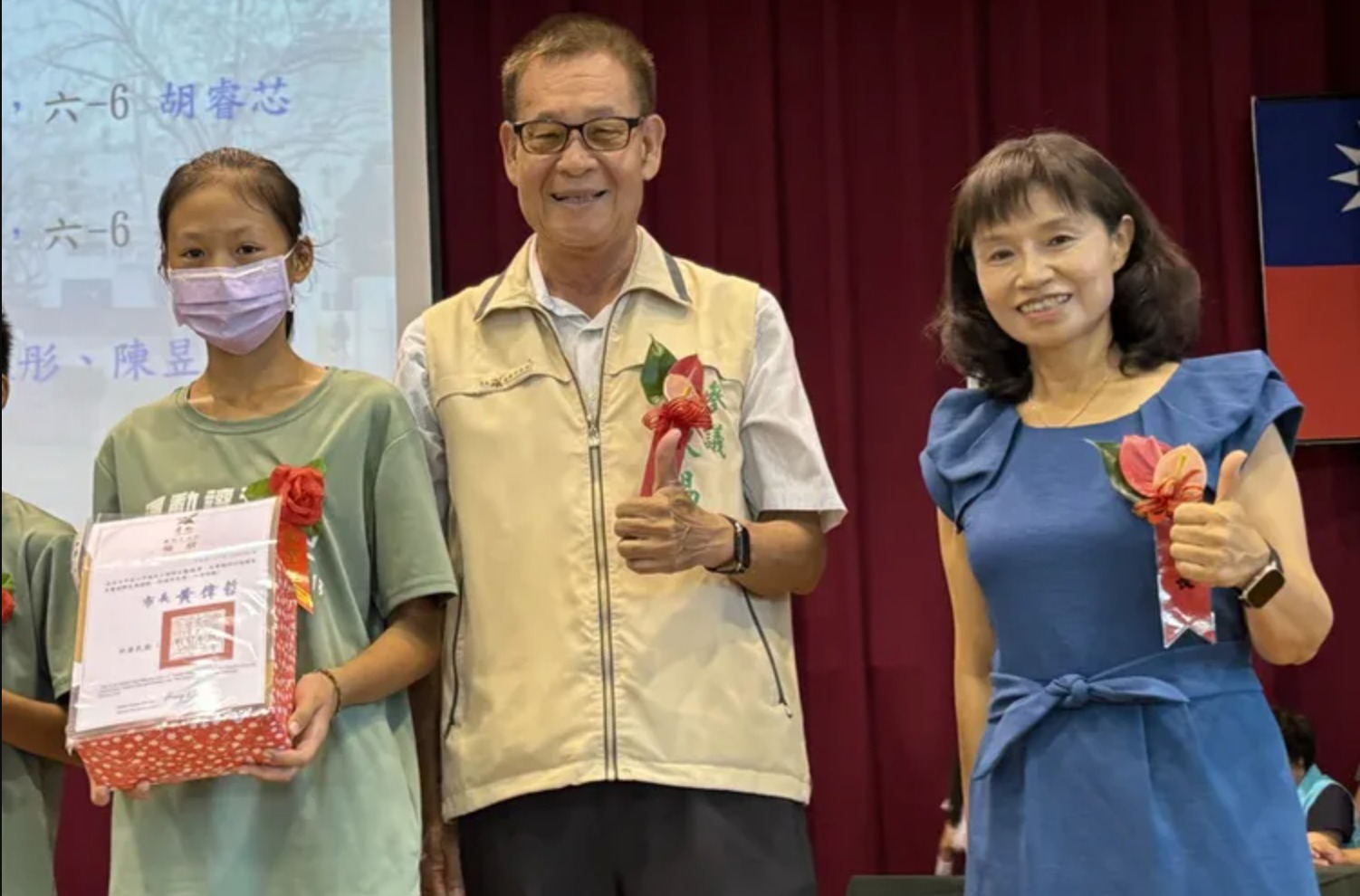 台南市六甲國小於113學年停辦的湖東分校唯一畢業生徐瑞君（左）獲台南市長體育獎，成為湖東分校最後一名畢業生。中央社