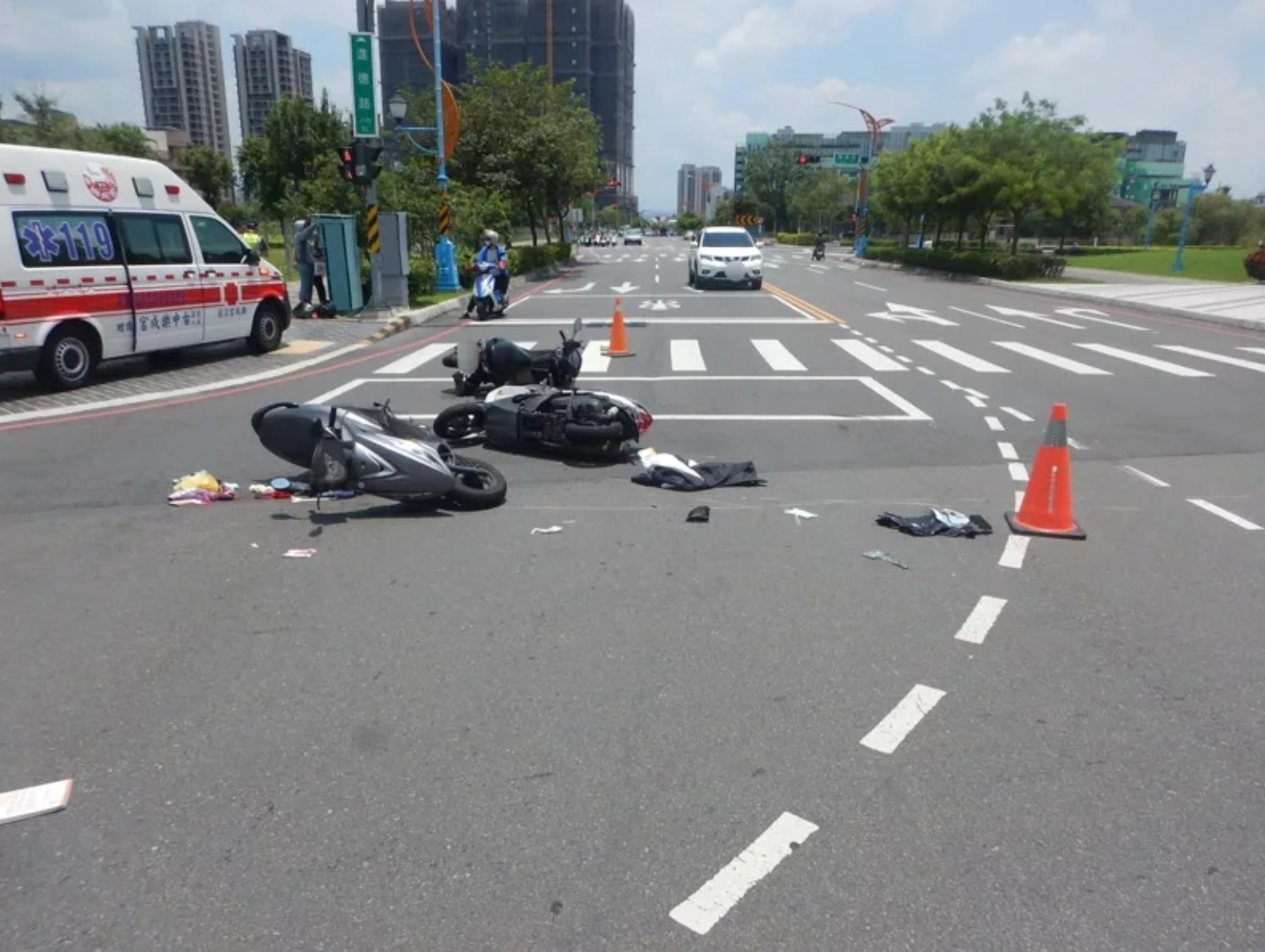 台中市東區進德路、復興東路口昨發生一起離奇車禍，林姓男子開1輛白色小客車撞上分隔島後要倒車，卻突然失控在路口轉了整整兩圈，如保齡球般掃過一旁4輛機車釀3人受傷。聯合新聞網記者曾健祐／翻攝