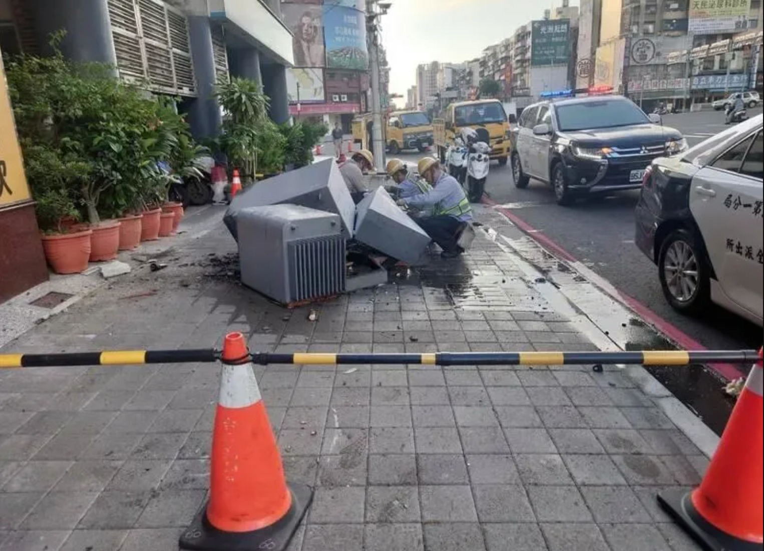 路邊變電箱遭撞毀。（圖／中天新聞）