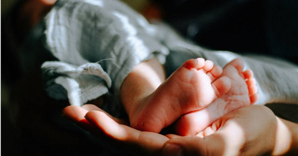 中國網路出現未出生嬰兒買賣風波！夫妻願以5.8萬元 '送養' 新生兒