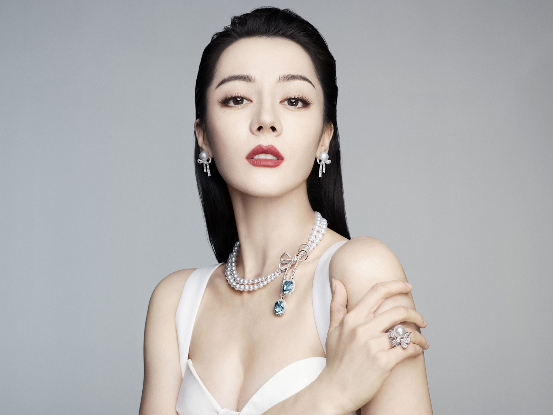 迪麗熱巴展現珍珠魅力，MIKIMOTO全新珠寶系列引領時尚潮流