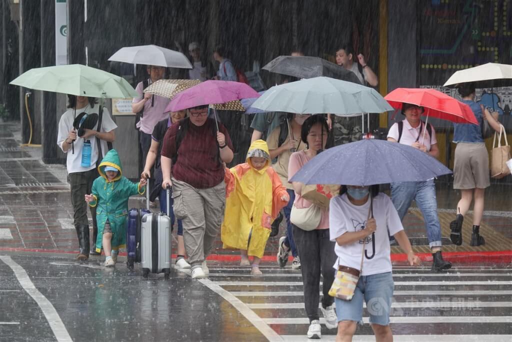 東北季風影響 基隆北海岸、台北宜蘭豪雨特報