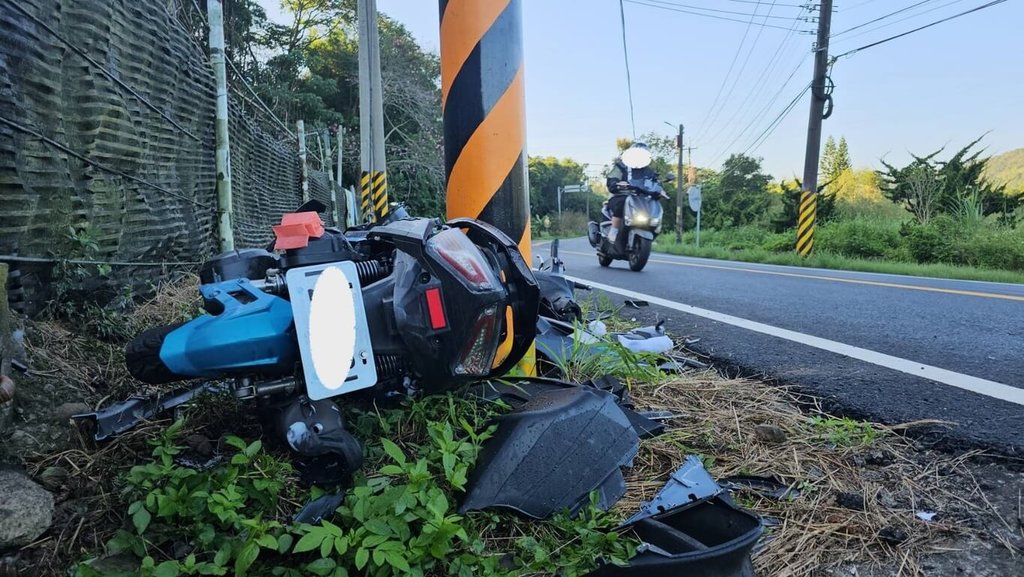 苗栗縣台13線北上三義鄉雙湖村路段日前2名大學生騎機車雙載行經時，不慎自撞電桿，雙雙送醫不治；縣府討論肇事地點研擬改善，短期內將於事發桿柱前放置充水式交通桶增加告警及緩衝，後續會再協調路外用地，優先將電桿移設至路外。（民眾提供）中央社記者管瑞平傳真 113年10月15日