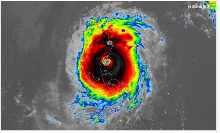 強颱萬宜風眼清晰 粉專：明後天外圍水氣飄台灣上空「雨炸3地」