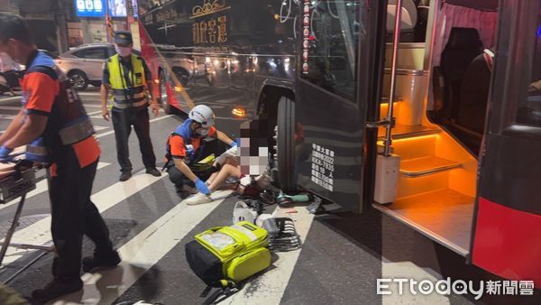 快訊／又是客運追撞！16歲女高中生倒前輪送醫　電動車捲車底全毀