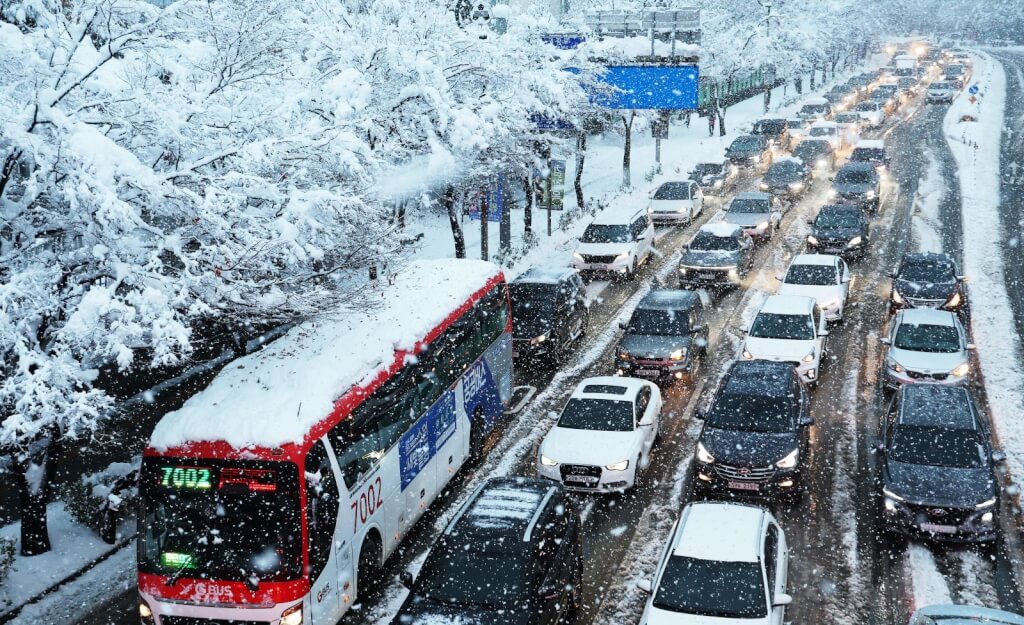 韓國連2天降大雪至少4死 航班取消渡輪停擺