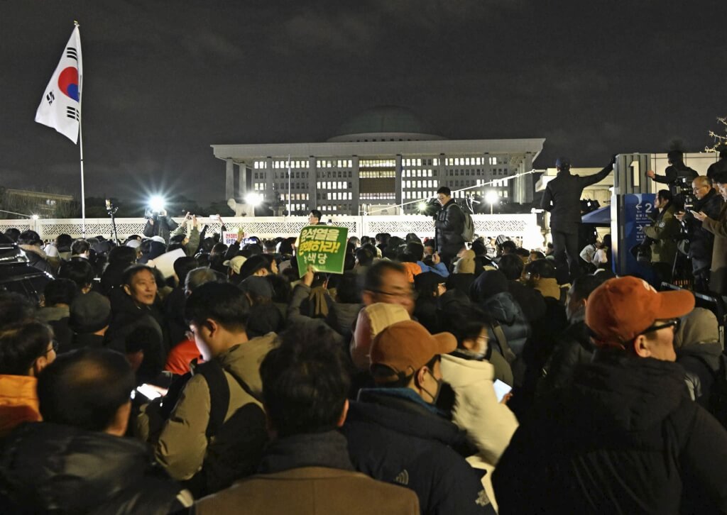 南韓議員為解除緊急戒嚴令翻牆返國會 民眾與部隊對峙場面混亂