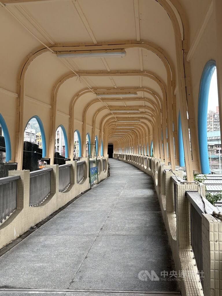 基隆中山人行陸橋，因藍色曲線和舒淇在電影《千禧曼波》的經典回眸場景，被親切稱為「舒淇橋」。