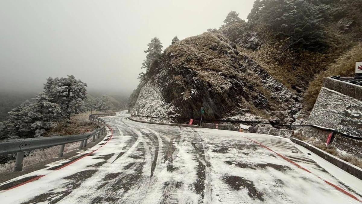 冷氣團影響台14甲線路段結冰，交通管制提醒需加掛雪鏈通行