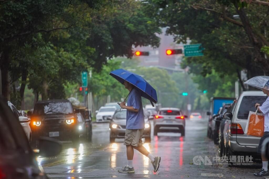 今天天氣偏熱、午後留心雷陣雨！西半部空品拉警報、馬祖有霧影響航班