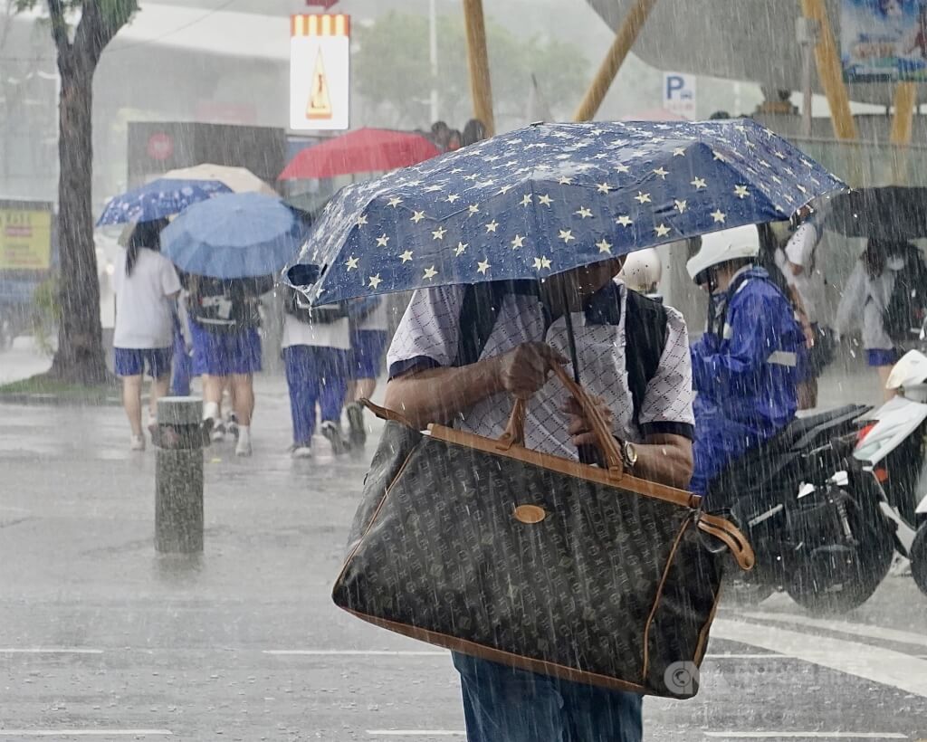 天氣連日多雲午後雨 熱帶擾動接近、週中留意高溫長浪