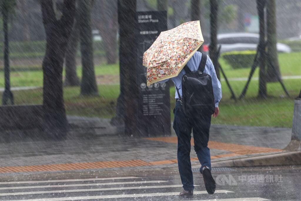 今水氣多！中北部一早有雨、午後全台防雷陣雨　高溫悶熱記得補水防曬