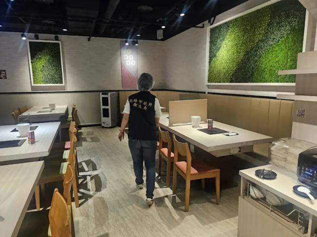 肉多多高雄義大店爆「料理鼠王上桌」!老鼠啃菜盤嚇壞客人 業者道歉整桌免單、衛生局開罰3萬